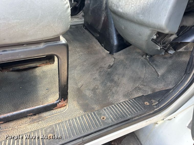 image for item DW6537 2004 International 4400 truck cab and chassis