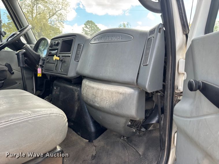 image for item DW6537 2004 International 4400 truck cab and chassis