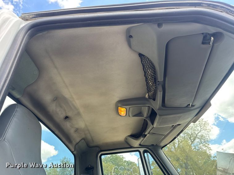 image for item DW6537 2004 International 4400 truck cab and chassis