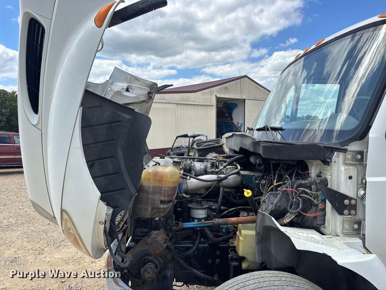 image for item DW6537 2004 International 4400 truck cab and chassis