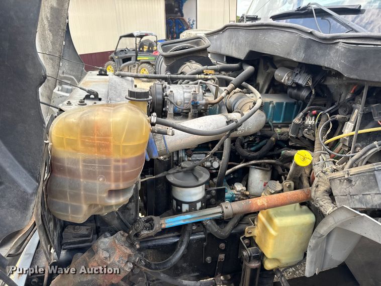 image for item DW6537 2004 International 4400 truck cab and chassis