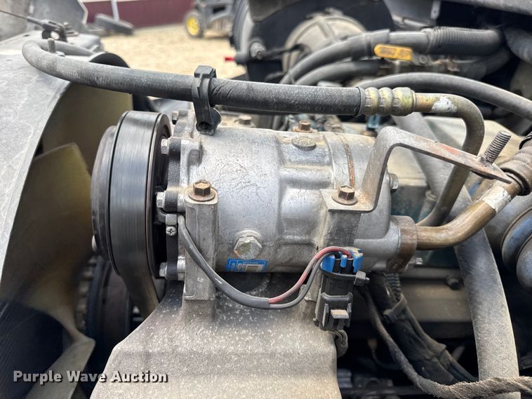 image for item DW6537 2004 International 4400 truck cab and chassis