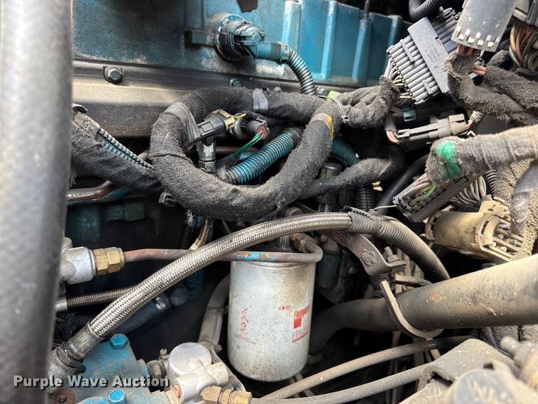 image for item DW6537 2004 International 4400 truck cab and chassis