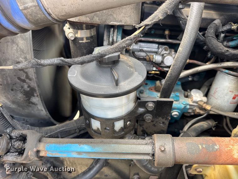 image for item DW6537 2004 International 4400 truck cab and chassis