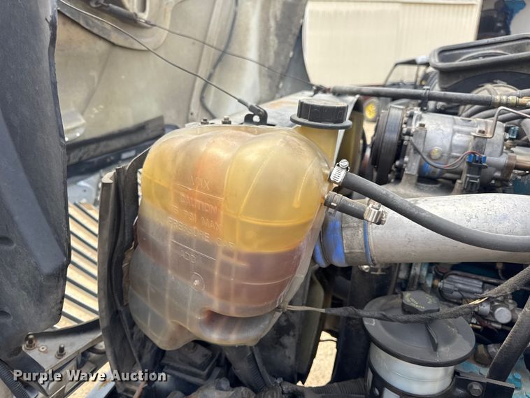 image for item DW6537 2004 International 4400 truck cab and chassis