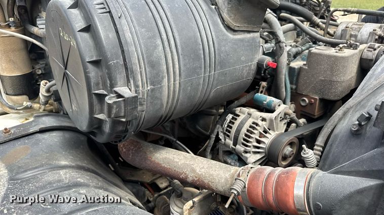 image for item DW6537 2004 International 4400 truck cab and chassis