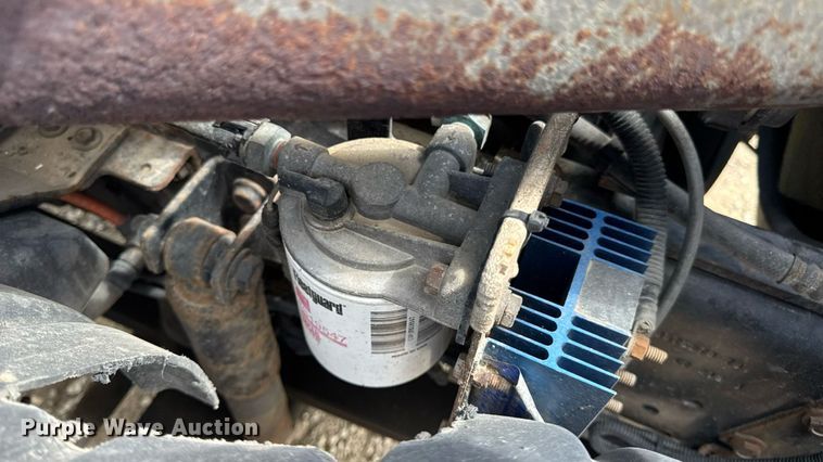 image for item DW6537 2004 International 4400 truck cab and chassis