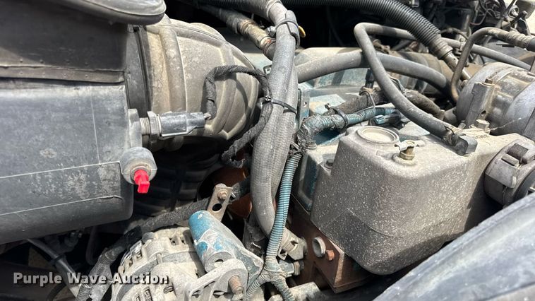 image for item DW6537 2004 International 4400 truck cab and chassis