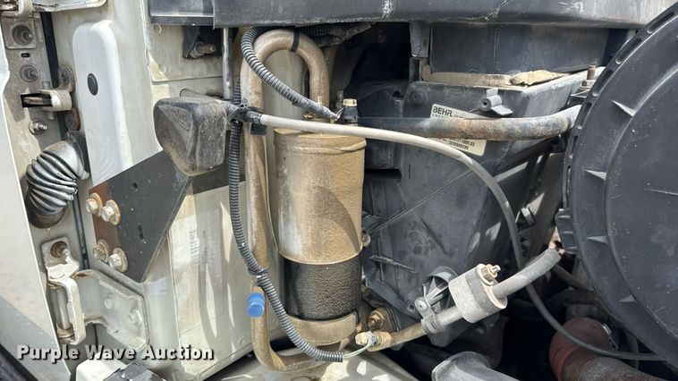 image for item DW6537 2004 International 4400 truck cab and chassis