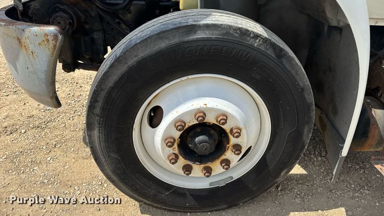 image for item DW6537 2004 International 4400 truck cab and chassis