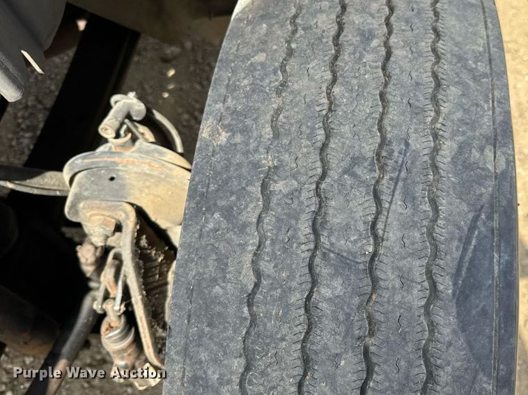 image for item DW6537 2004 International 4400 truck cab and chassis