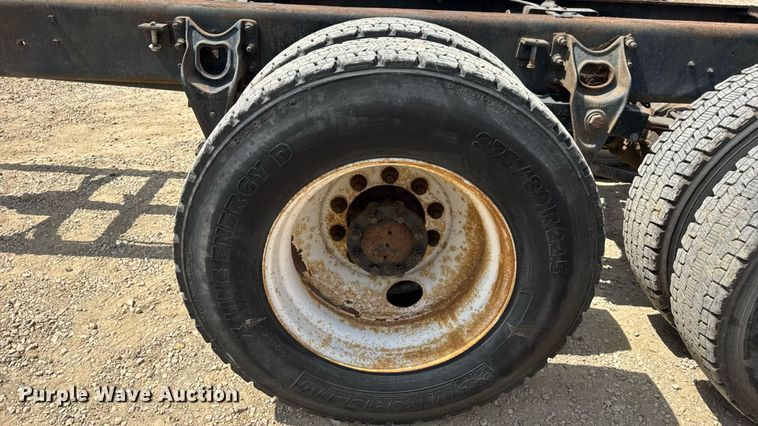 image for item DW6537 2004 International 4400 truck cab and chassis