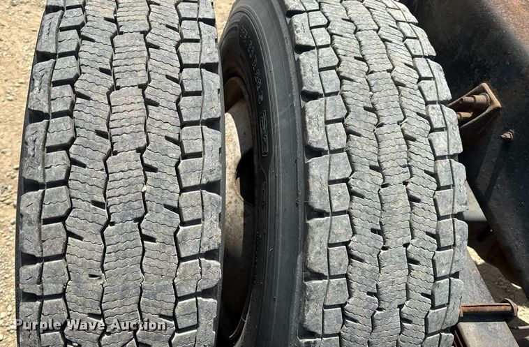 image for item DW6537 2004 International 4400 truck cab and chassis