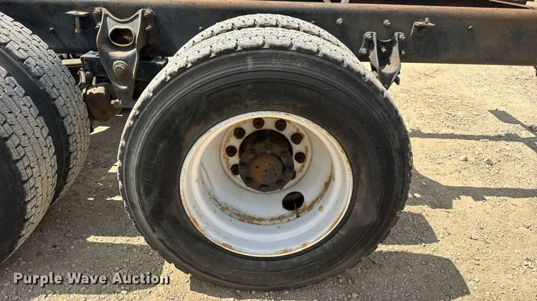 image for item DW6537 2004 International 4400 truck cab and chassis