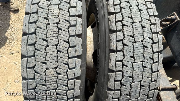 image for item DW6537 2004 International 4400 truck cab and chassis