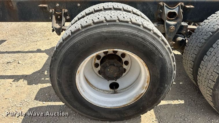 image for item DW6537 2004 International 4400 truck cab and chassis