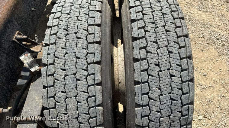 image for item DW6537 2004 International 4400 truck cab and chassis