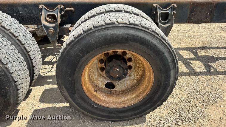 image for item DW6537 2004 International 4400 truck cab and chassis