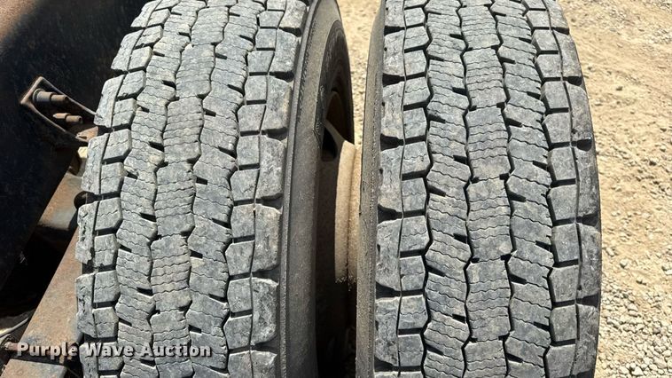 image for item DW6537 2004 International 4400 truck cab and chassis