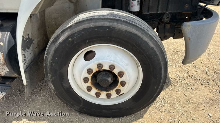 image for item DW6537 2004 International 4400 truck cab and chassis