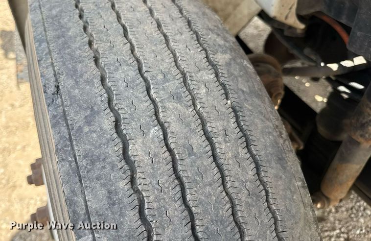 image for item DW6537 2004 International 4400 truck cab and chassis