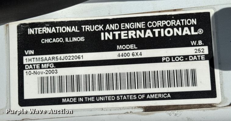 image for item DW6537 2004 International 4400 truck cab and chassis