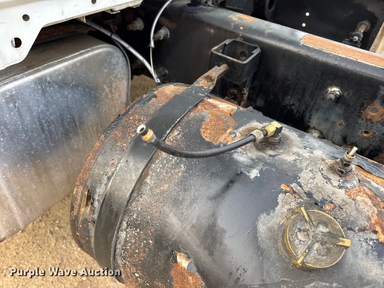 image for item DW6539 2005 International 4300 truck cab and chassis