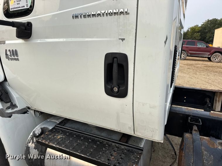 image for item DW6539 2005 International 4300 truck cab and chassis