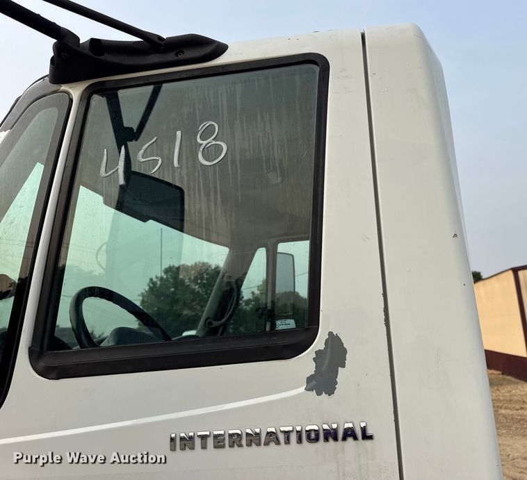 image for item DW6539 2005 International 4300 truck cab and chassis