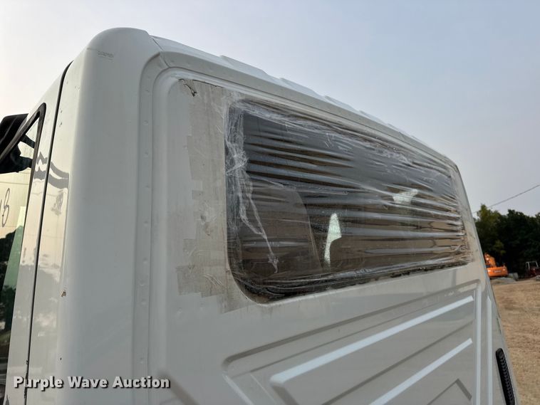 image for item DW6539 2005 International 4300 truck cab and chassis