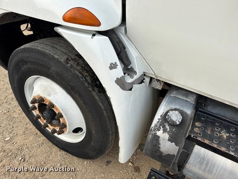 image for item DW6539 2005 International 4300 truck cab and chassis