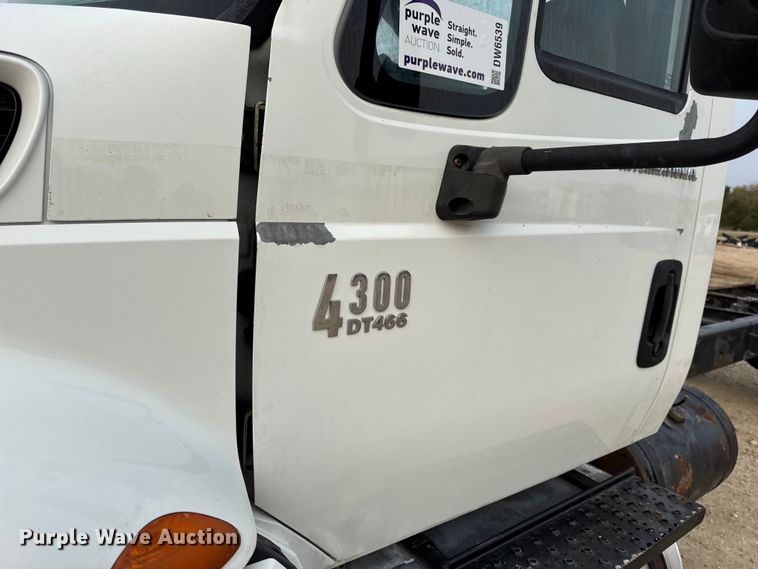 image for item DW6539 2005 International 4300 truck cab and chassis