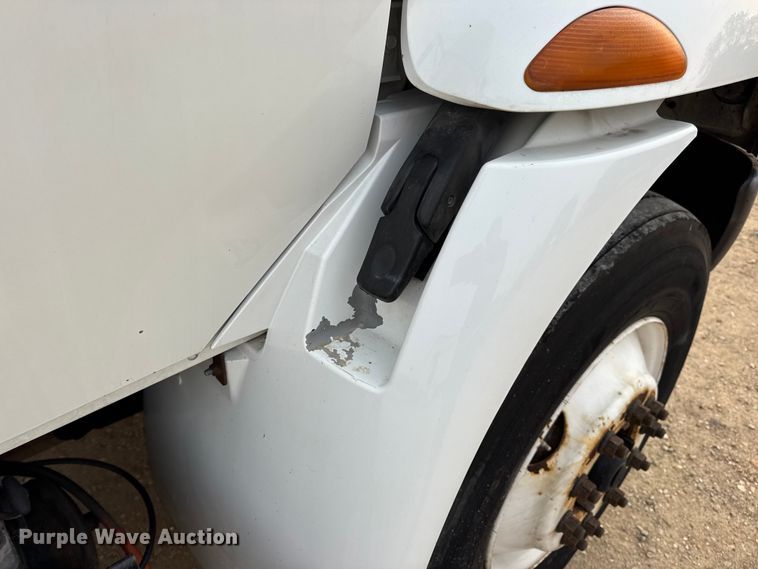 image for item DW6539 2005 International 4300 truck cab and chassis