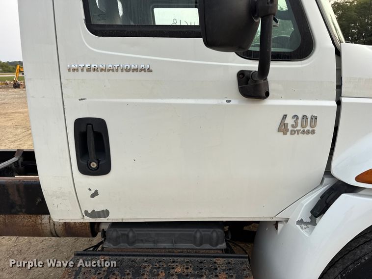 image for item DW6539 2005 International 4300 truck cab and chassis