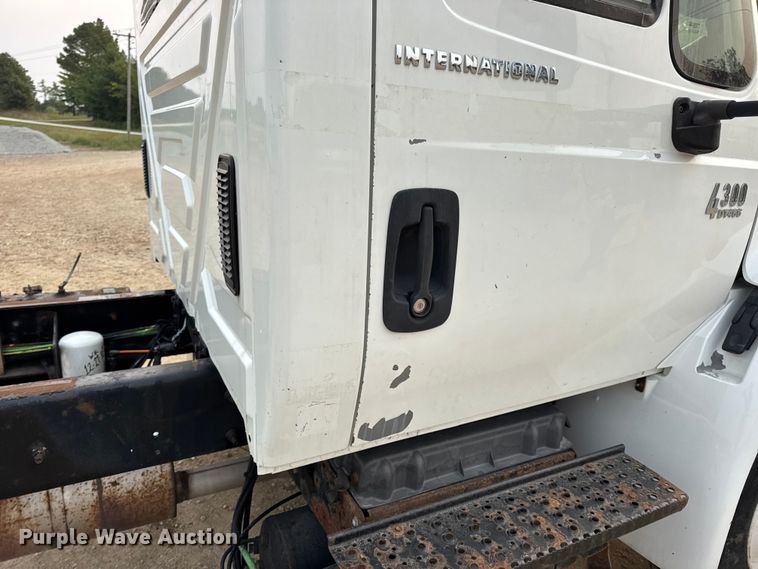image for item DW6539 2005 International 4300 truck cab and chassis