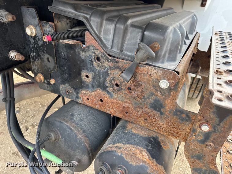 image for item DW6539 2005 International 4300 truck cab and chassis