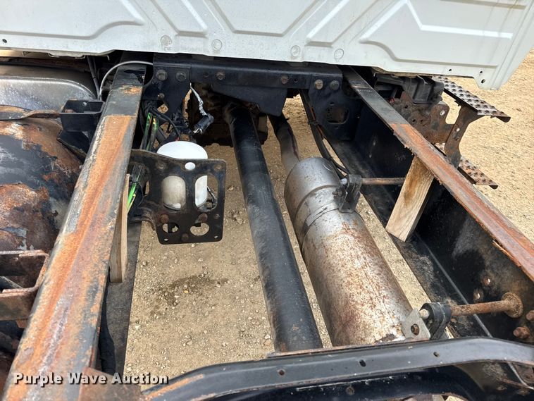 image for item DW6539 2005 International 4300 truck cab and chassis