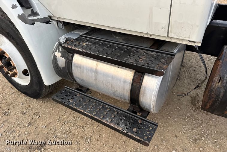 image for item DW6539 2005 International 4300 truck cab and chassis