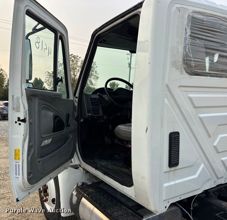 image for item DW6539 2005 International 4300 truck cab and chassis