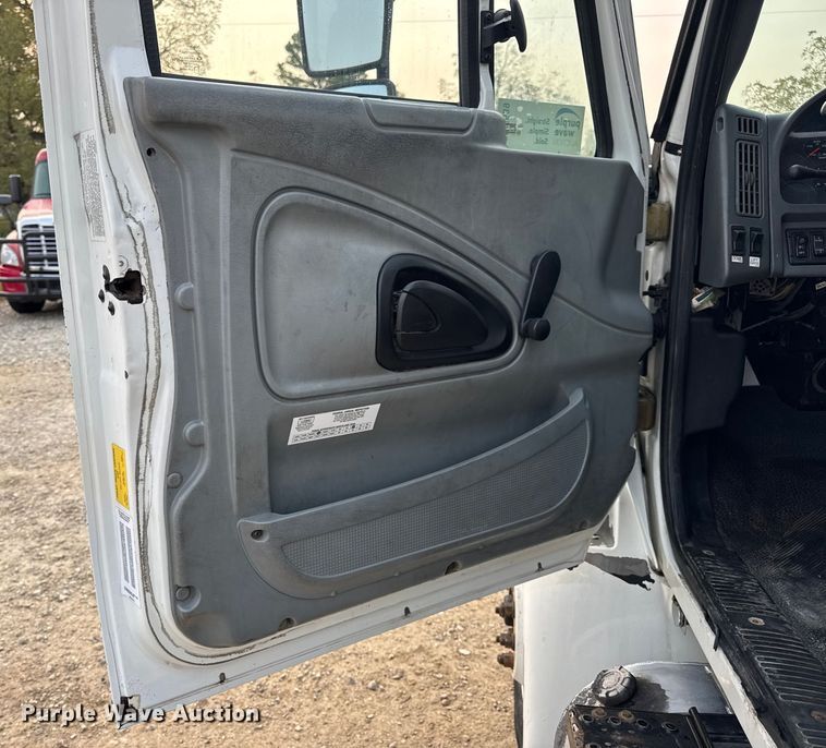 image for item DW6539 2005 International 4300 truck cab and chassis
