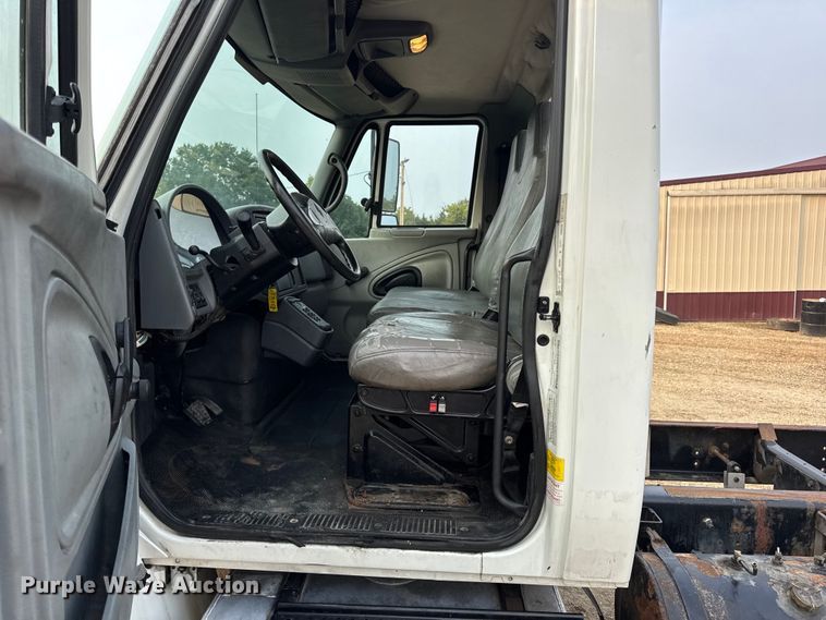 image for item DW6539 2005 International 4300 truck cab and chassis