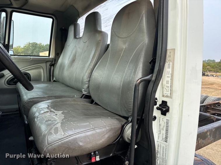 image for item DW6539 2005 International 4300 truck cab and chassis