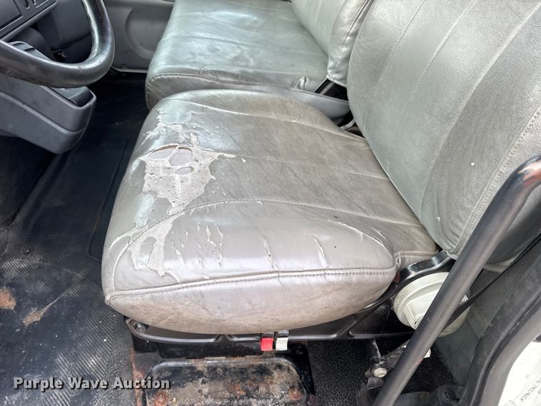 image for item DW6539 2005 International 4300 truck cab and chassis