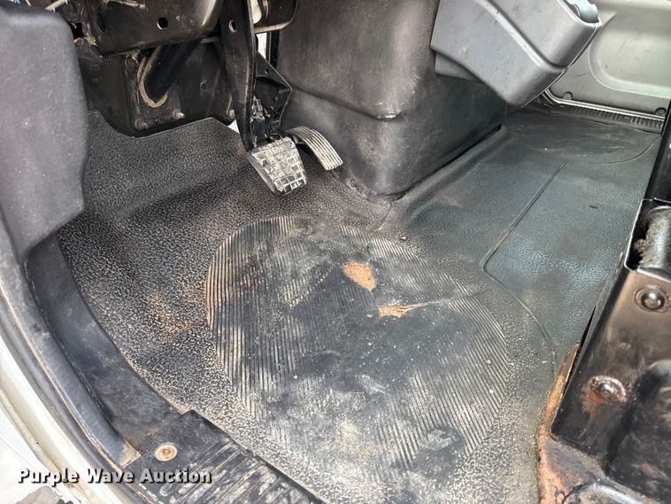 image for item DW6539 2005 International 4300 truck cab and chassis