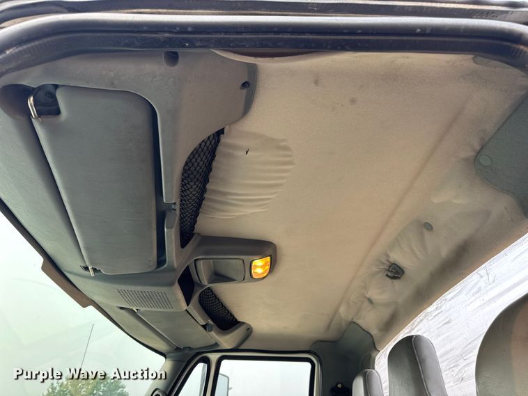 image for item DW6539 2005 International 4300 truck cab and chassis