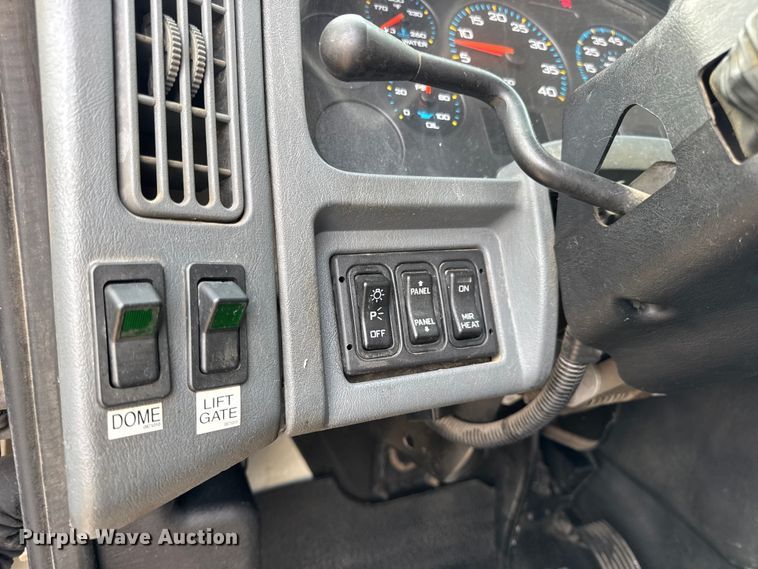 image for item DW6539 2005 International 4300 truck cab and chassis