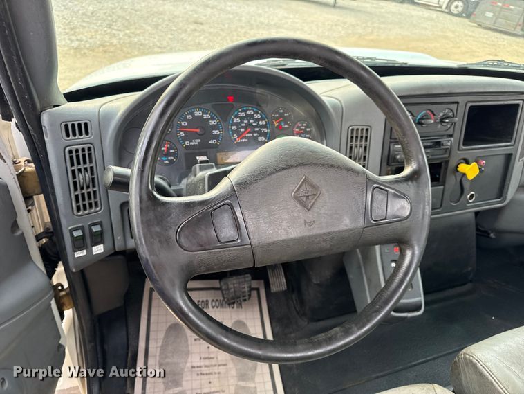 image for item DW6539 2005 International 4300 truck cab and chassis