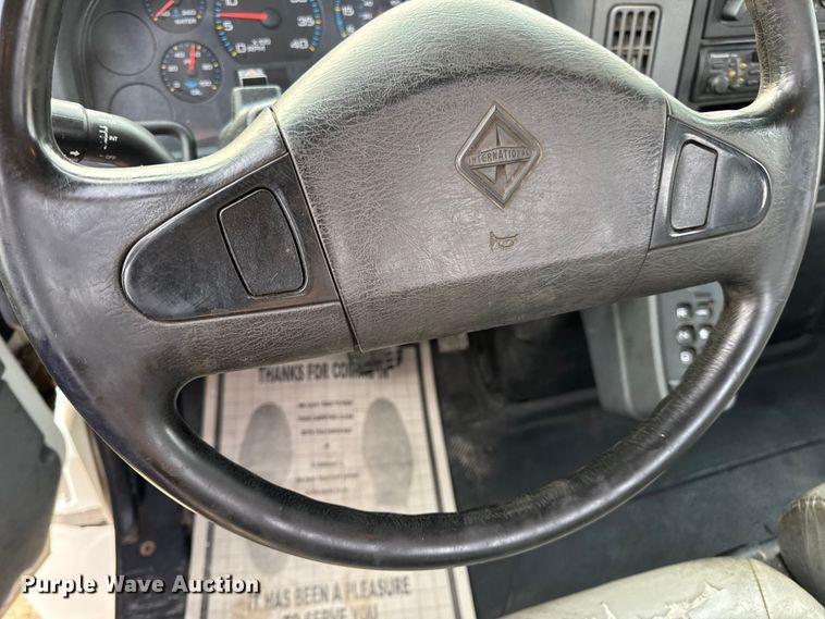 image for item DW6539 2005 International 4300 truck cab and chassis