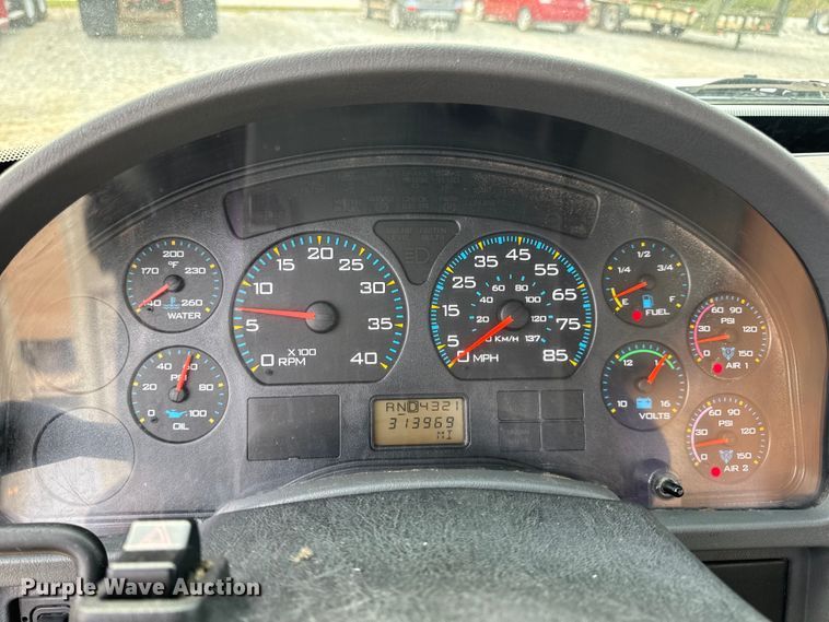 image for item DW6539 2005 International 4300 truck cab and chassis