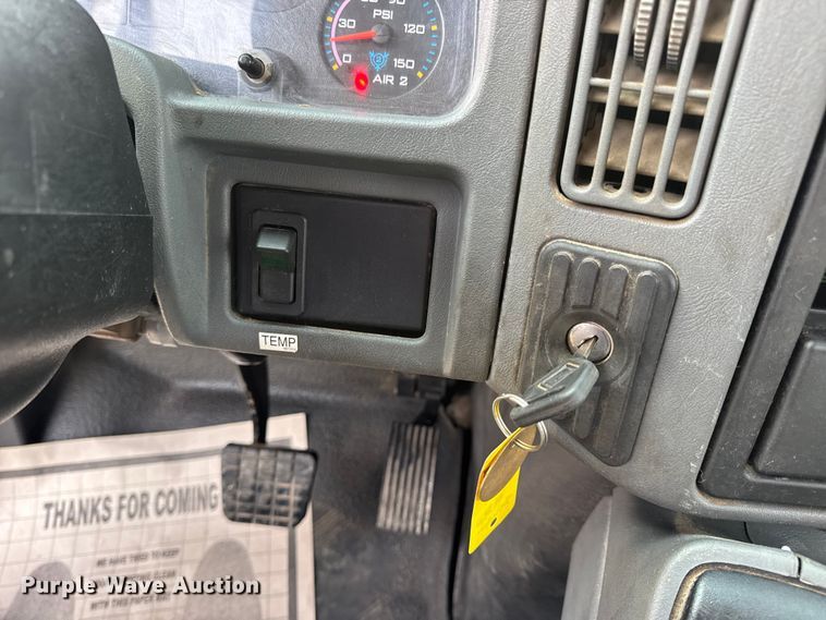 image for item DW6539 2005 International 4300 truck cab and chassis